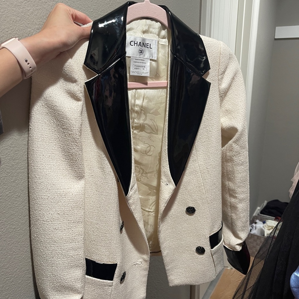 Chanel 2016 beige wool blazer faux leather collars size 34 with silk lining